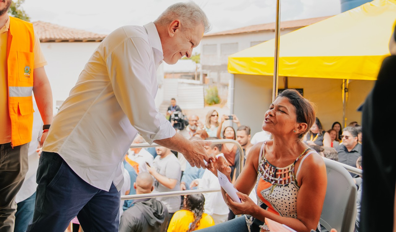 prefeito cumprimenta uma mulher